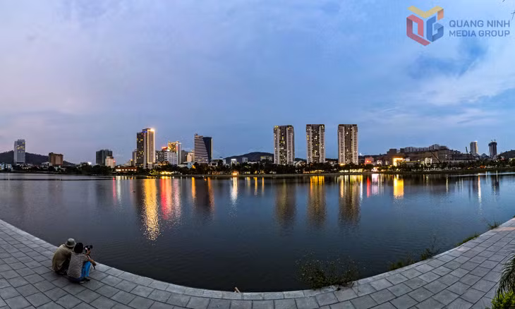 Các nghệ sĩ nhiếp ảnh say sưa chọn những góc hình đẹp. (Trong ảnh: Hồ điều hoà Hùng Thắng, phường Bãi Cháy)