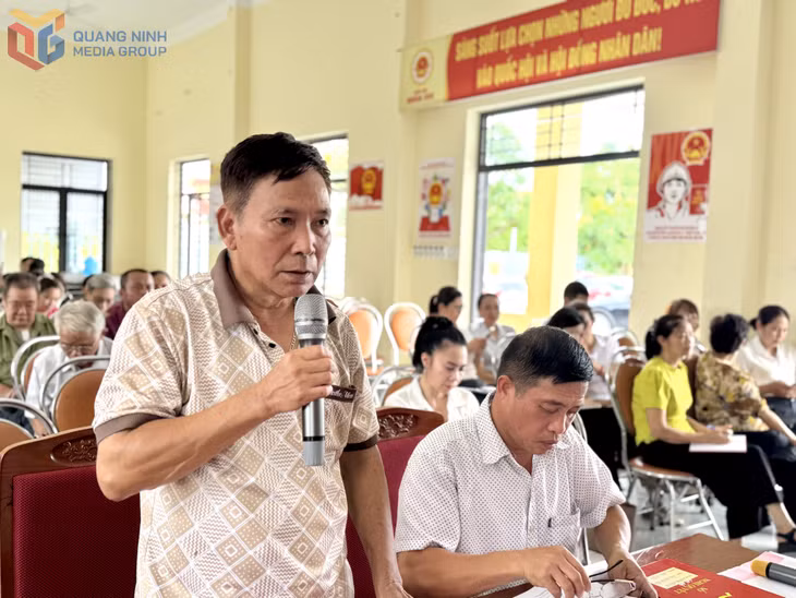 Đảng viên phát biểu ý kiến tại buổi sinh hoạt.