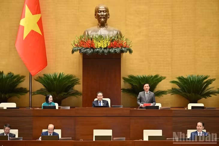 Phó Chủ tịch Quốc hội Nguyễn Khắc Định điều hành nội dung thảo luận sáng 11/8. (Ảnh: DUY LINH)