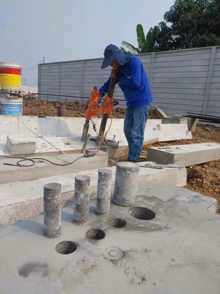 Máy khoan rút lõi bê tông đang thi công tại công trình.