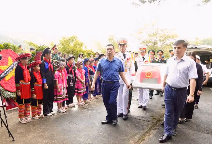 Đông đảo cán bộ, đảng viên, nhân dân tỉnh Cao Bằng thành kính đón hài cốt liệt sĩ Ngô Khang Cán trở về quê hương.