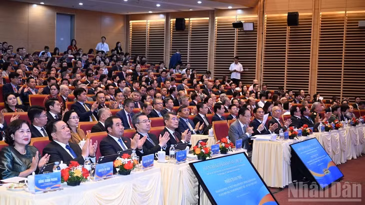 Thủ tướng Chính phủ Lê Minh Hưng và các đồng chí lãnh đạo, đại biểu tham dự Phiên toàn thể Ngoại giao phục vụ phát triển đất nước trong giai đoạn mới. (Ảnh: TRẦN HẢI)