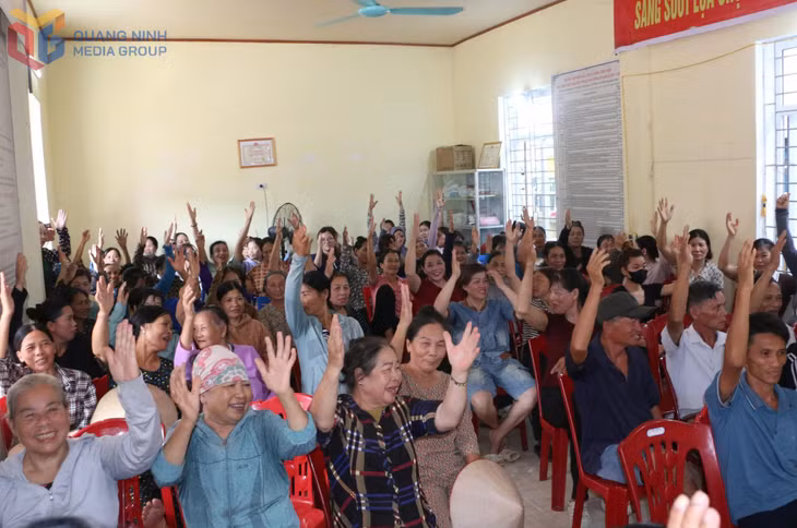 Cử tri đại diện hộ gia đình thôn Đồng Tiến, đặc khu Cô Tô, biểu quyết bầu Trưởng thôn nhiệm kỳ 2026-2031.
