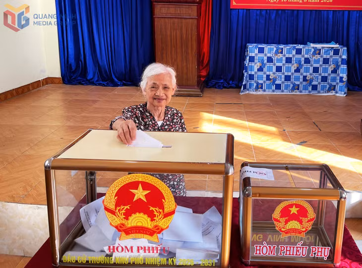 Cử tri Đặng Thị Quý, 83 tuổi, bỏ phiếu tại khu Cao Thắng 3, phường Hà Lầm, chia sẻ: “Tôi rất phấn khởi khi tới tham gia bỏ phiếu. Mong rằng người được chọn sẽ phát huy được hết tinh thần trách nhiệm để đảm nhận nhiệm vụ trưởng khu phố, góp phần xây dựng khu dân cư ngày càng đoàn kết, văn minh, phát triển.