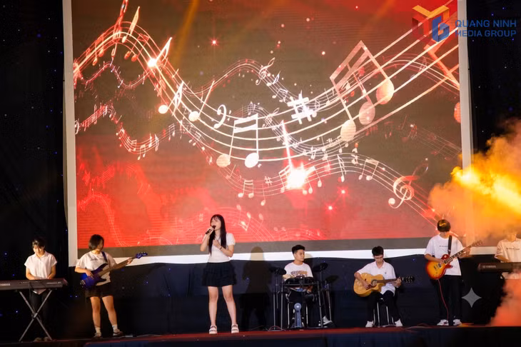 Ban nhạc thiếu nhi trình diễn mở màn chương trình.