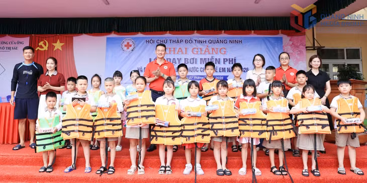 Chị Trần Thị Hồng Ninh (thứ 2, bên phải), Chủ tịch Hội Chữ thập đỏ phường Cửa Ông, tại lễ khai mạc Chương trình dạy bơi miễn phí, phòng, chống đuối nước cho trẻ em tại Trường Tiểu học Võ Thị Sáu (phường Cửa Ông), tháng 7/2026.