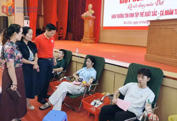 Lãnh đạo Hội Chữ thập đỏ Quảng Ninh và xã Ba Chẽ động viên tình nguyện viên tham gia Ngày hội hiến máu tình nguyện.
