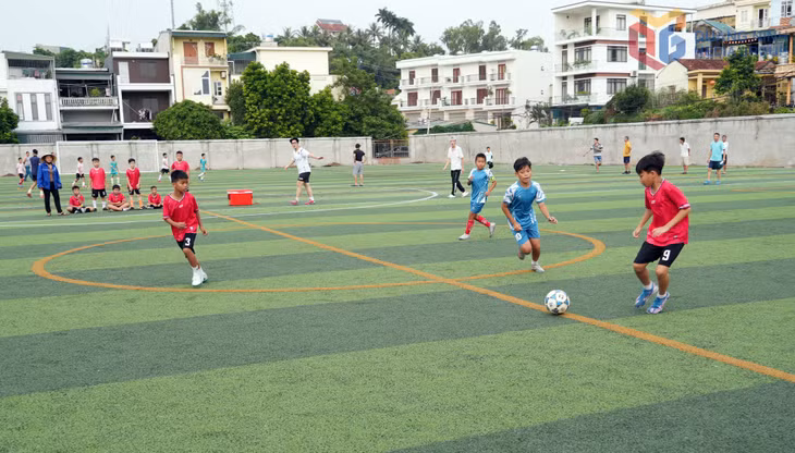 Sau lễ khai mạc đã diễn ra trận đấu giữa Đội bóng nhi đồng khu Hà Tu 4 và khu Hà Tu 5.
