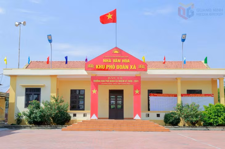 Điểm bỏ phiếu tại nhà văn hóa khu phố Đoàn Xá, phường Đông Triều, được trang trí khang trang, sạch đẹp.