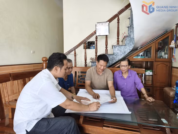 Cán bộ phường Cao Xanh cùng đại diện khu phố nắm tình hình tại gia đình bà Lê Thị Hồng.