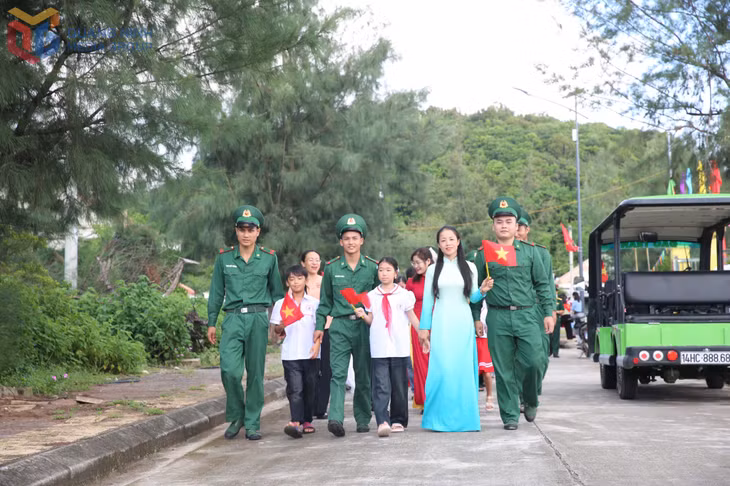 Học sinh tại điểm Trường Liên cấp Đảo Trần (Cô Tô) trên đường tới trường khai giảng năm học mới. Ảnh: Minh Đức