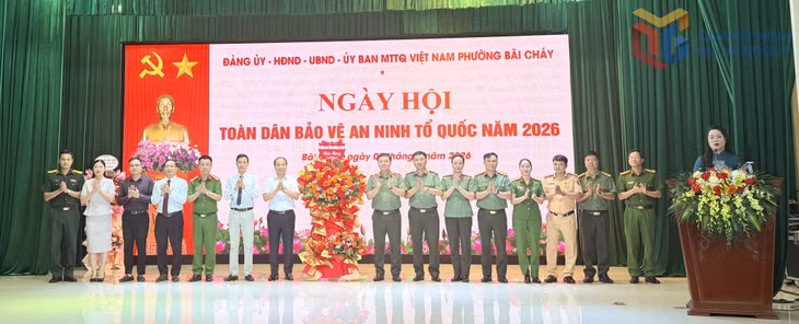Công an tỉnh chúc mừng Ngày hội toàn dân bảo vệ an ninh Tổ quốc phường Bãi Cháy.