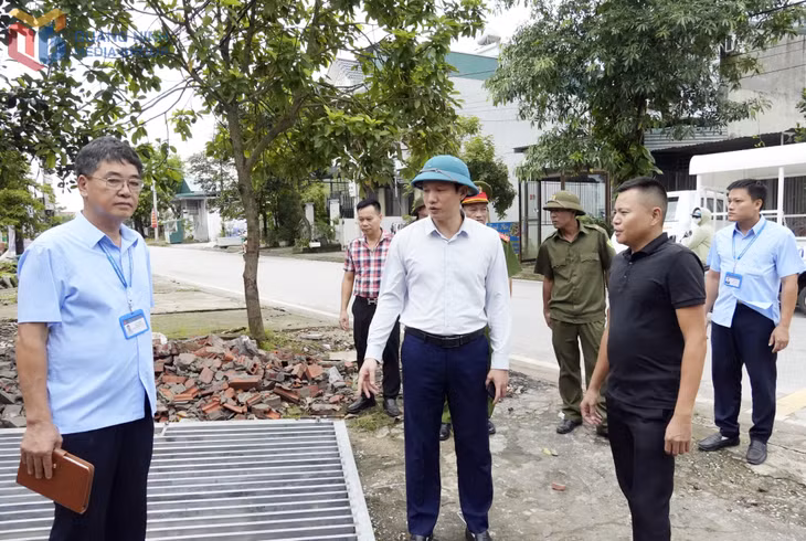 Lãnh đạo phường Móng Cái 3 và các lực lượng chức năng trực tiếp kiểm tra, giám sát, động viên người dân khu phố Hải Yên 4 tự nguyện tháo dỡ tường rào, cổng, bàn giao mặt bằng phục vụ chỉnh trang tuyến đường.