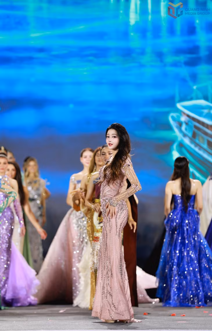 Vẻ đẹp kiêu sa của hoa hậu Hàn Quốc.