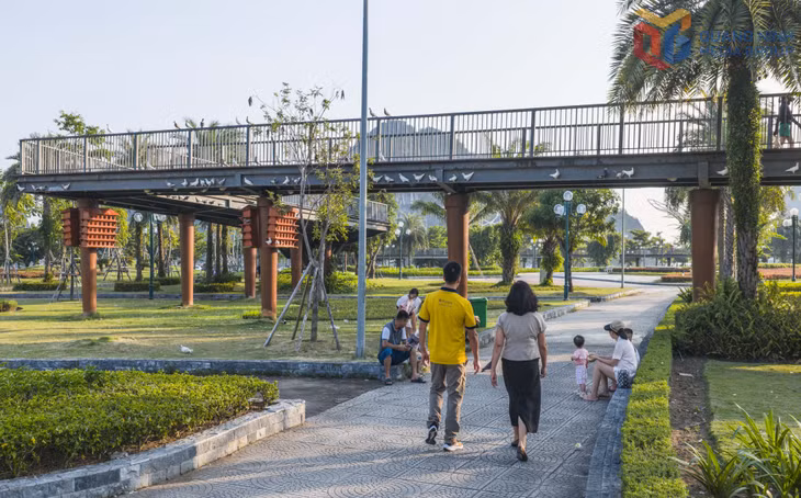 Bên trong công viên, người dân thong thả tản bộ, vui chơi bên những vườn cây xanh mát, tận hưởng không gian ven biển thoáng đãng, trong lành.