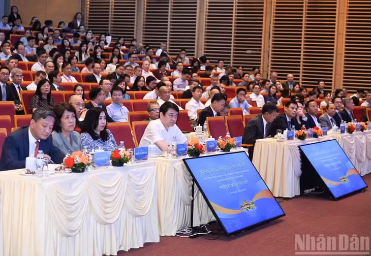 Lãnh đạo Bộ Ngoại giao và các đại biểu tham dự Lễ bế mạc Hội nghị. (Ảnh: TRẦN HẢI)