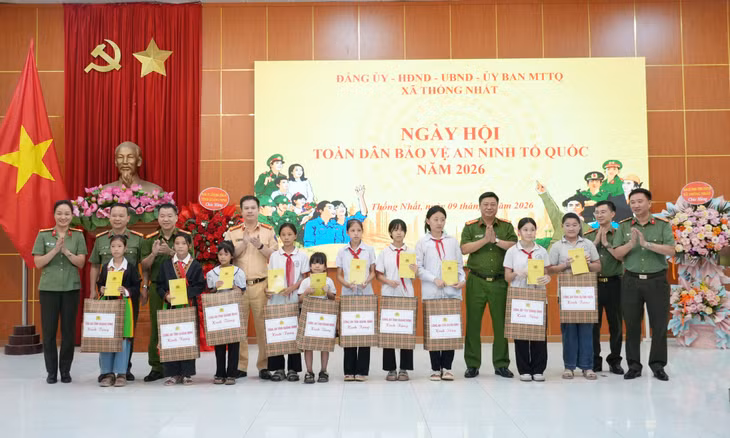 Công an tỉnh tặng quà cho các học sinh