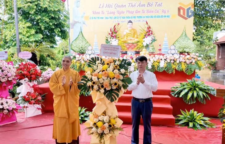 Lãnh đạo Sở Dân tộc và Tôn giáo tặng hoa chúc mừng mô hình 
