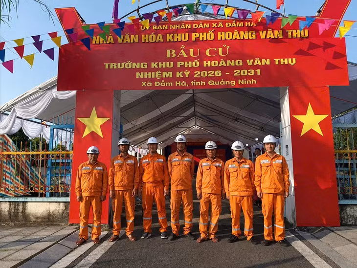 CTĐL Quảng Ninh đồng loạt ra quân tuyên truyền hướng dẫn cài App EVN CSKH cho các khách hàng sử dụng điện trên địa bàn tỉnh trong ngày bầu cử Khu trưởng.
