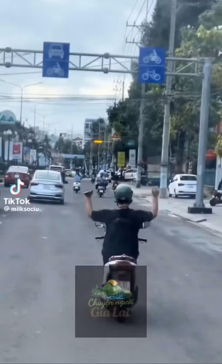 Nam thanh niên điều khiển xe mô tô buông cả hai tay. Ảnh cắt từ clip đăng tải trên MXH