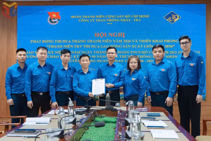 Anh Hà Văn Phong (người đứng thứ 4 từ trái sang) đại diện Chi đoàn Phân xưởng Đào lò 3 ký giao ước thi đua Tháng Thanh niên năm 2026 với Đoàn TN Công ty.