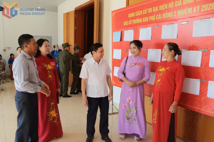 Câu chuyện buổi sớm của cử tri đại diện hộ gia đình khu Cái Rồng 2, đặc khu Vân Đồn, càng làm không khí ngày bầu cử thêm rộn ràng, gần gũi.