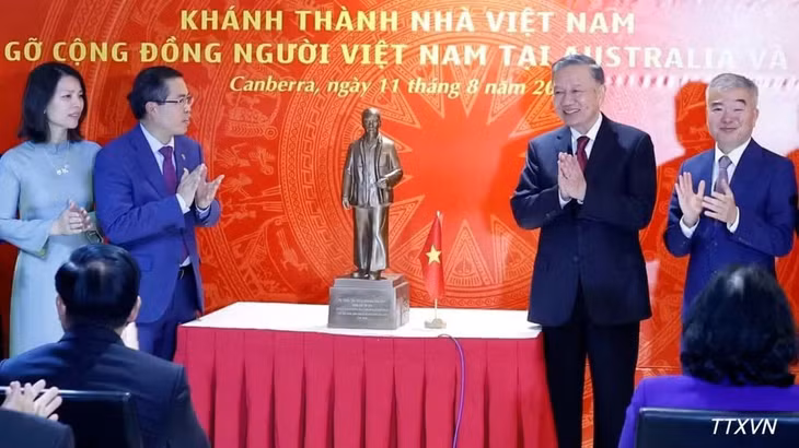 Tổng Bí thư, Chủ tịch nước Tô Lâm tặng bức tượng Chủ tịch Hồ Chí Minh cho Đại sứ quán Việt Nam tại Australia. (Ảnh: TTXVN)