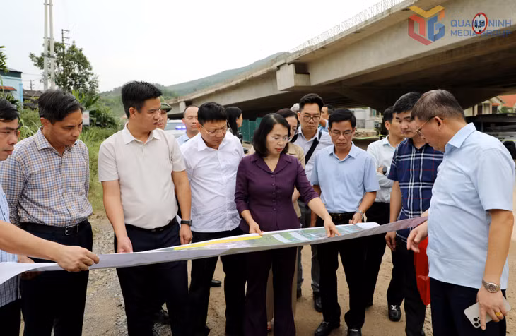 Đoàn công tác của Thường trực HĐND tỉnh khảo sát việc triển khai thực hiện dự án tuyến đường nối Quốc lộ 279 với đường bao biển Hạ Long - Cẩm Phả. Ảnh: Mạnh Trường