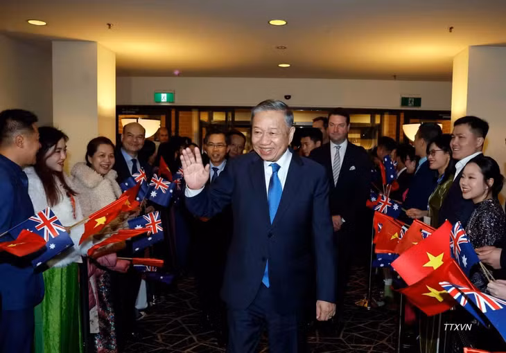 Cán bộ, nhân viên Đại sứ quán, cộng đồng người Việt Nam tại Australia đón Tổng Bí thư, Chủ tịch nước Tô Lâm. (Ảnh: TTXVN)