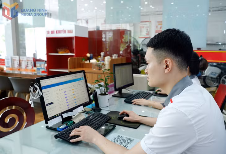 &nbsp;Nhân viên chăm sóc khách hàng tại HEAD Hạ Long gửi các nội dung chăm sóc, lịch kiểm tra, bảo dưỡng qua SMS, Zalo OA ngay trên máy tính cho khách hàng.