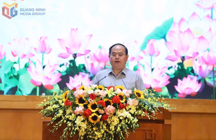 Đồng chí Quản Minh Cường, Ủy viên Trung ương Đảng, Bí thư Tỉnh ủy, Trưởng Đoàn ĐBQH tỉnh phát biểu chào mừng hội nghị.