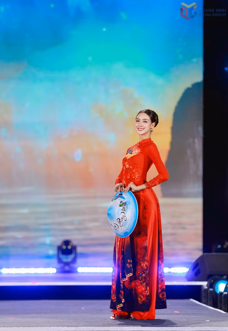 Hoa hậu Lê Nguyễn Bảo Ngọc - thí sinh đại diện cho Việt Nam tham gia Miss World 2026 vô cùng duyên dáng trong tà áo dài đỏ thắm.