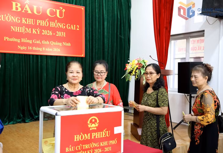 Các cử tri đại diện hộ gia đình khu phố Hồng Gai 2 (phường Hồng Gai) gửi gắm niềm tin và kỳ vọng vào trưởng khu phố mới qua mỗi lá phiếu.