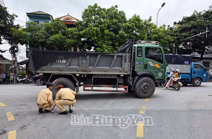 Lực lượng Cảnh sát giao thông tiến hành khám nghiệm, đo đạc hiện trường vụ tai nạn.