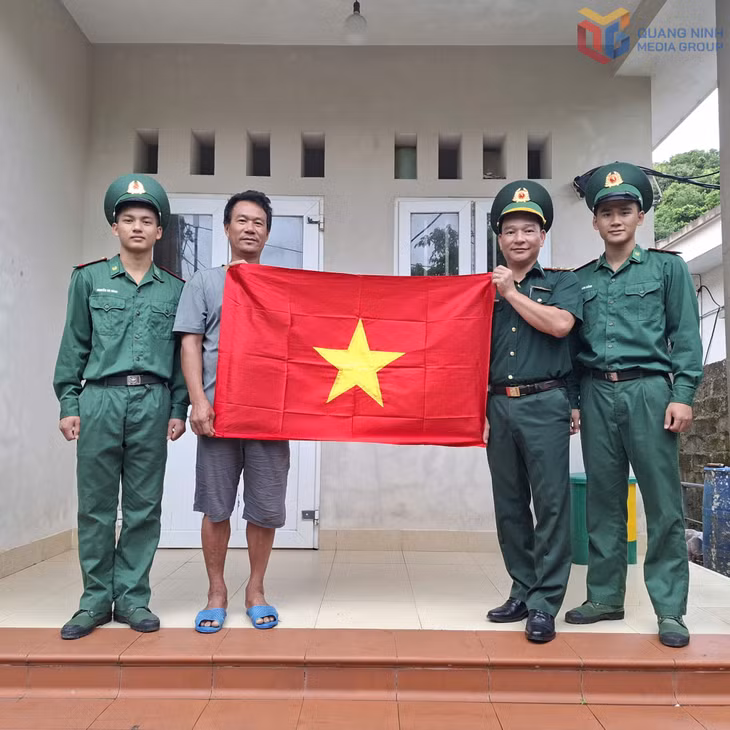 Đồn Biên phòng đảo Trần tặng cờ Tổ quốc cho người dân thôn Trần.