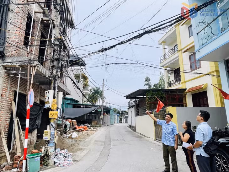 Tình trạng chồng chéo dây cáp viễn thông trên các cột điện tại nhiều tuyến phố ở tổ 7, khu Hà Trung 1, phường Hà Lầm. (Ảnh chụp tháng 6/2026).