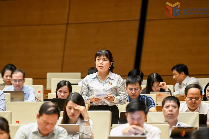 Đại biểu Nguyễn Thị Thu Hà, Phó Trưởng Đoàn ĐBQH tỉnh Quảng Ninh, phát biểu thảo luận tại hội trường Quốc hội.