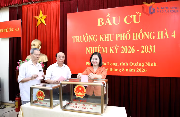 Đồng chí Trịnh Thị Minh Thanh, Phó Bí thư Thường trực Tỉnh ủy, Chủ tịch HĐND tỉnh, bỏ phiếu bầu cử trưởng khu phố Hồng Hà 4 (phường Hạ Long).