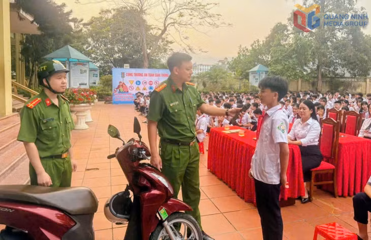 Công an xã Bình Liêu tuyên truyền các quy định về đảm bảo ATGT cho học sinh trên địa bàn.