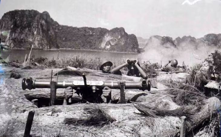Trận địa pháo phòng không đánh trả máy bay Mỹ bên bờ Vịnh Hạ Long. Ảnh của cố NSNA Trương Thái