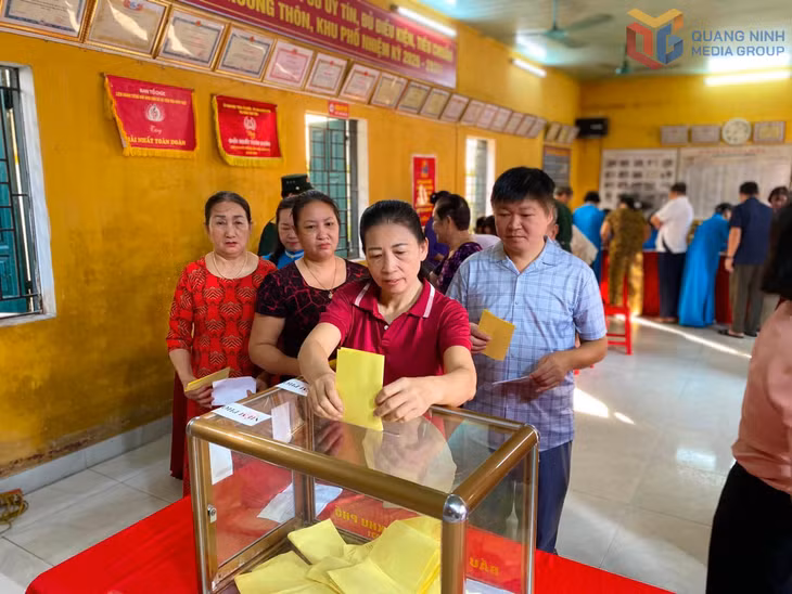 Cử tri đại diện hộ gia đình khu Hòa Bình, xã Tiên Yên, bỏ phiếu bầu trưởng khu.
