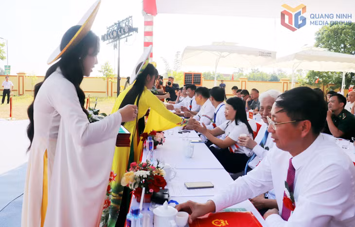 Những chén chè thơm được mời đại biểu và du khách thưởng thức.