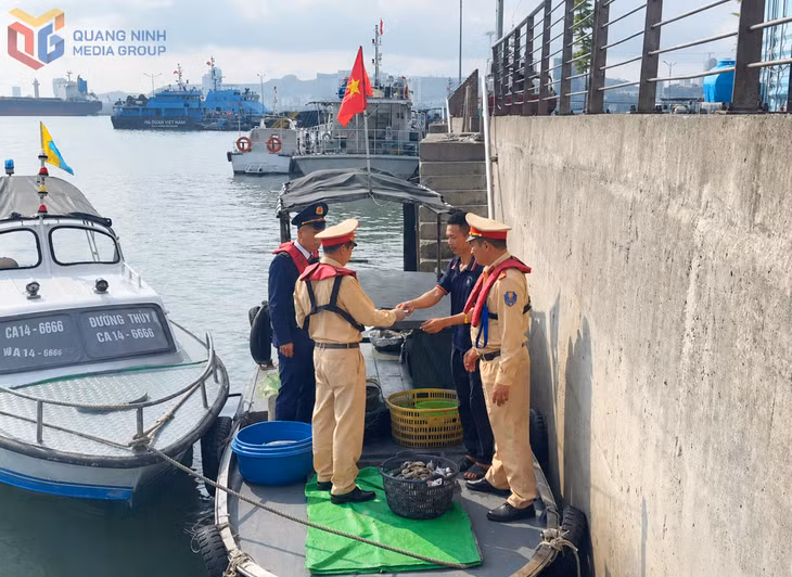 Tuyên truyền cho ngư dân về tuân thủ các quy định an toàn trên vịnh Hạ Long.