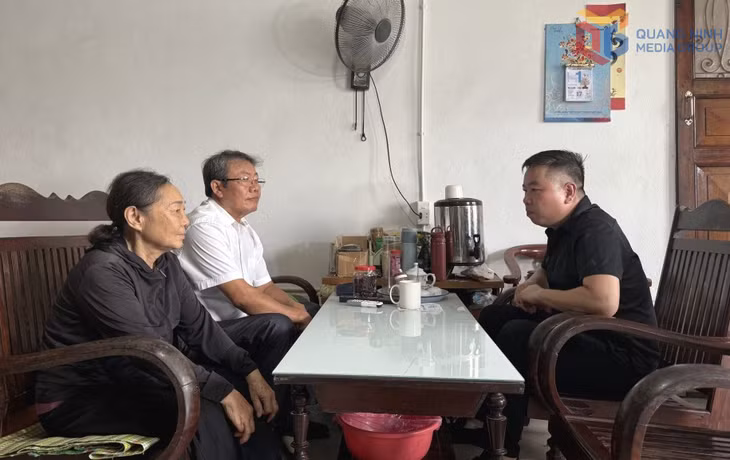 Cán bộ khu Hà Khánh 2 (phường Cao Xanh) vận động bà Nguyễn Thị Đào, sống tại khu Hà Khánh 2, hiến đất để mở rộng đường (tháng 7/2026).