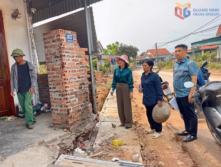 Lãnh đạo MTTQ xã Đông Ngũ đẩy mạnh công tác tuyên truyền, vận động nhân dân hiến đất làm vỉa hè, mở rộng đường giao thông.