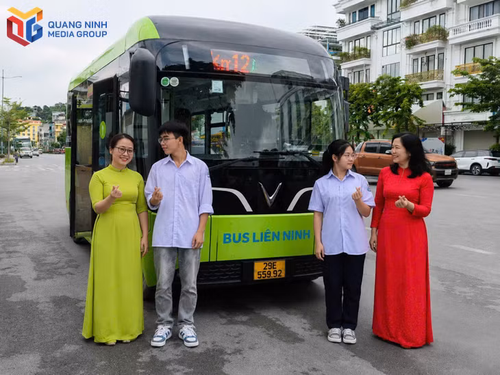 bqn_tl_2542803_giao_vien_hoc_sinh_truong_thpt_vu_van_hieu_phuong_ha_tu_tham_gia_doan_khao_sat_cac_tuyen_xe_buyt_dien_thang_7_2026_09180518.jpg