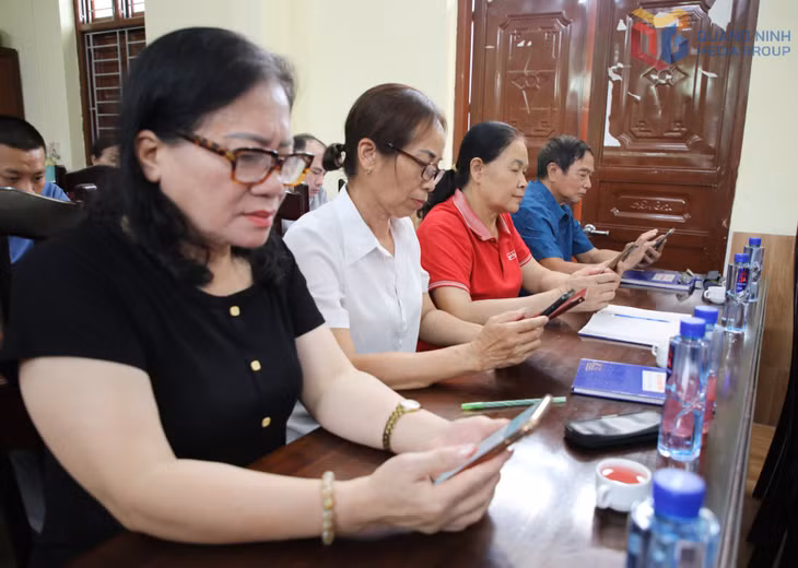 Đảng viên chi bộ khu phố Vĩnh Thông, phường Mạo Khê sử dụng ứng dụng Sổ tay đảng viên điện tử.