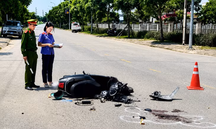 Lực lượng chức năng khám nghiệm hiện trường, thu thập chứng cứ vụ tai nạn giao thông xảy ra tại xã Đại Lai. Ảnh Viện Kiểm sát nhân dân khu vực 9 - Bắc Ninh.