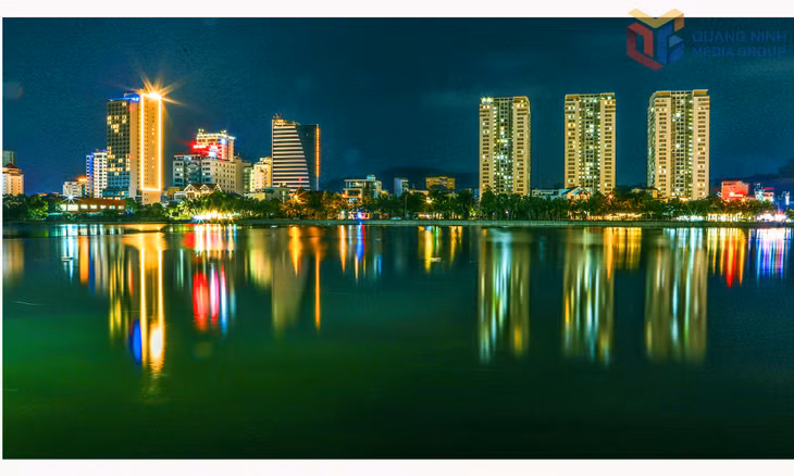 Về đêm, những ánh đèn lung linh soi bóng nước tạo nên khung cảnh huyền ảo. (Trong ảnh: Hồ ngã tư Ao Cá, phường Bãi Cháy)