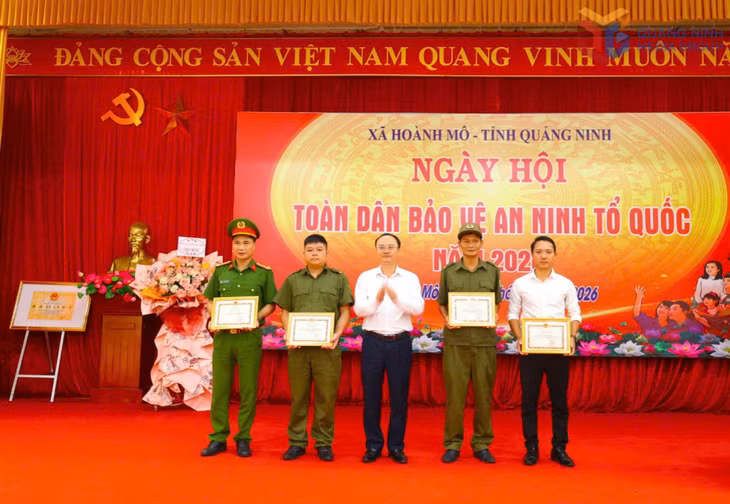Lãnh đạo xã Hoành Mô khen thưởng cho các tập thể có thành tích xuất sắc trong phong trào Toàn dân bảo vệ an ninh Tổ quốc năm 2026.